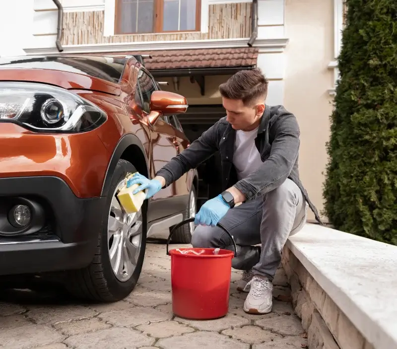 Lavage auto à domicile Vergèze : professionnel intervenant sur un véhicule